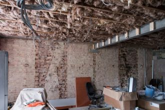 Artisan effectuant des travaux de rénovation énergétique avec des équipements modernes